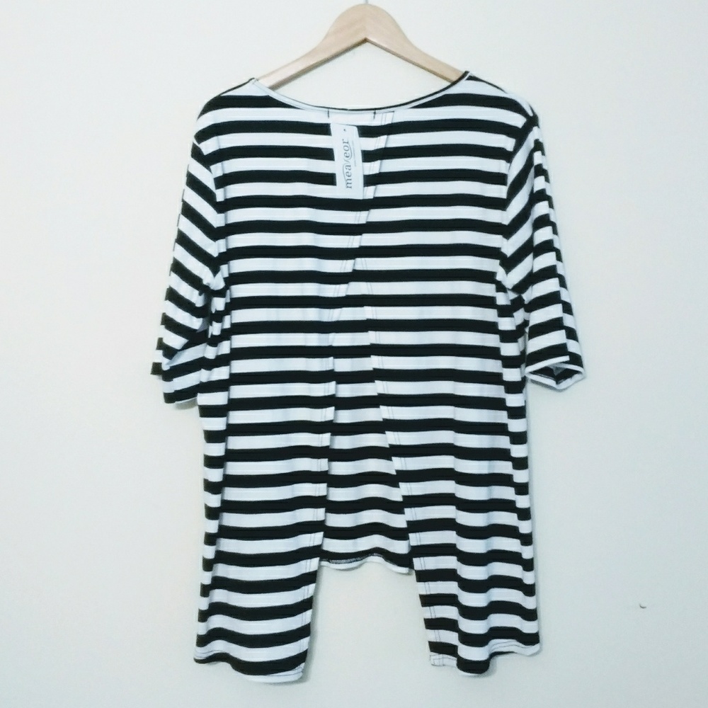 ⬇️Open back black and white striped tee XL